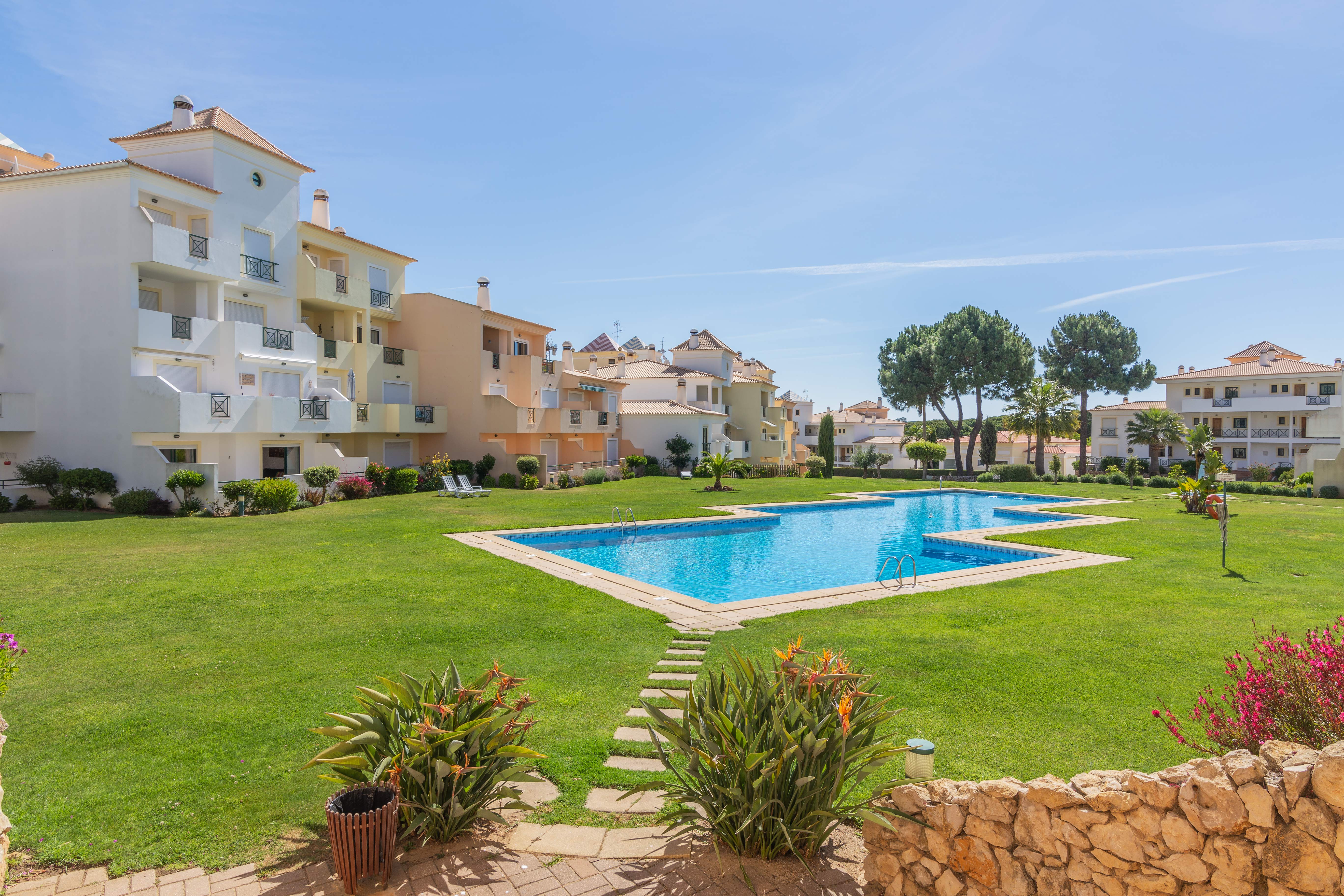 Condominio Jardins Santa Eulalia by Garvetur